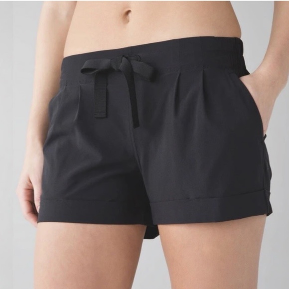 Lululemon Spring Break Away Shorts 2.5" Black Size 6 - Picture 2 of 7